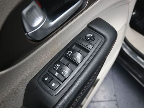 Used 2018 Chrysler Pacifica Touring-L Plus w/ Tire & Wheel Group image 24