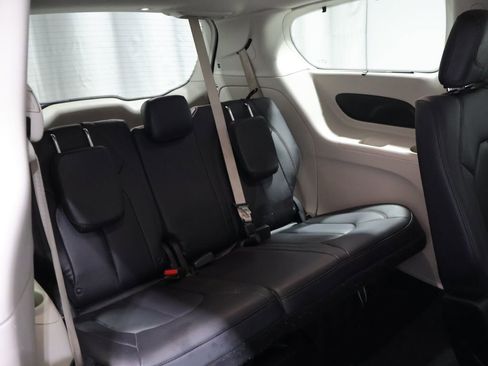 Used 2017 Chrysler Pacifica Touring-L w/ Tire & Wheel Group FWD image 18
