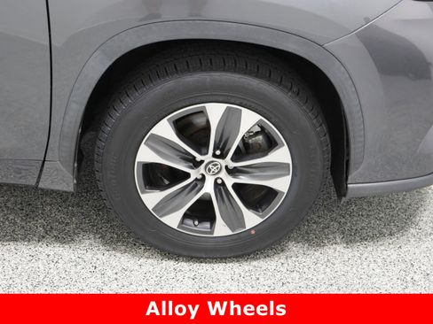 Used 2020 Toyota Highlander XLE image 5