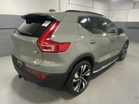 Certified 2025 Volvo XC40 B5 Ultra image 3
