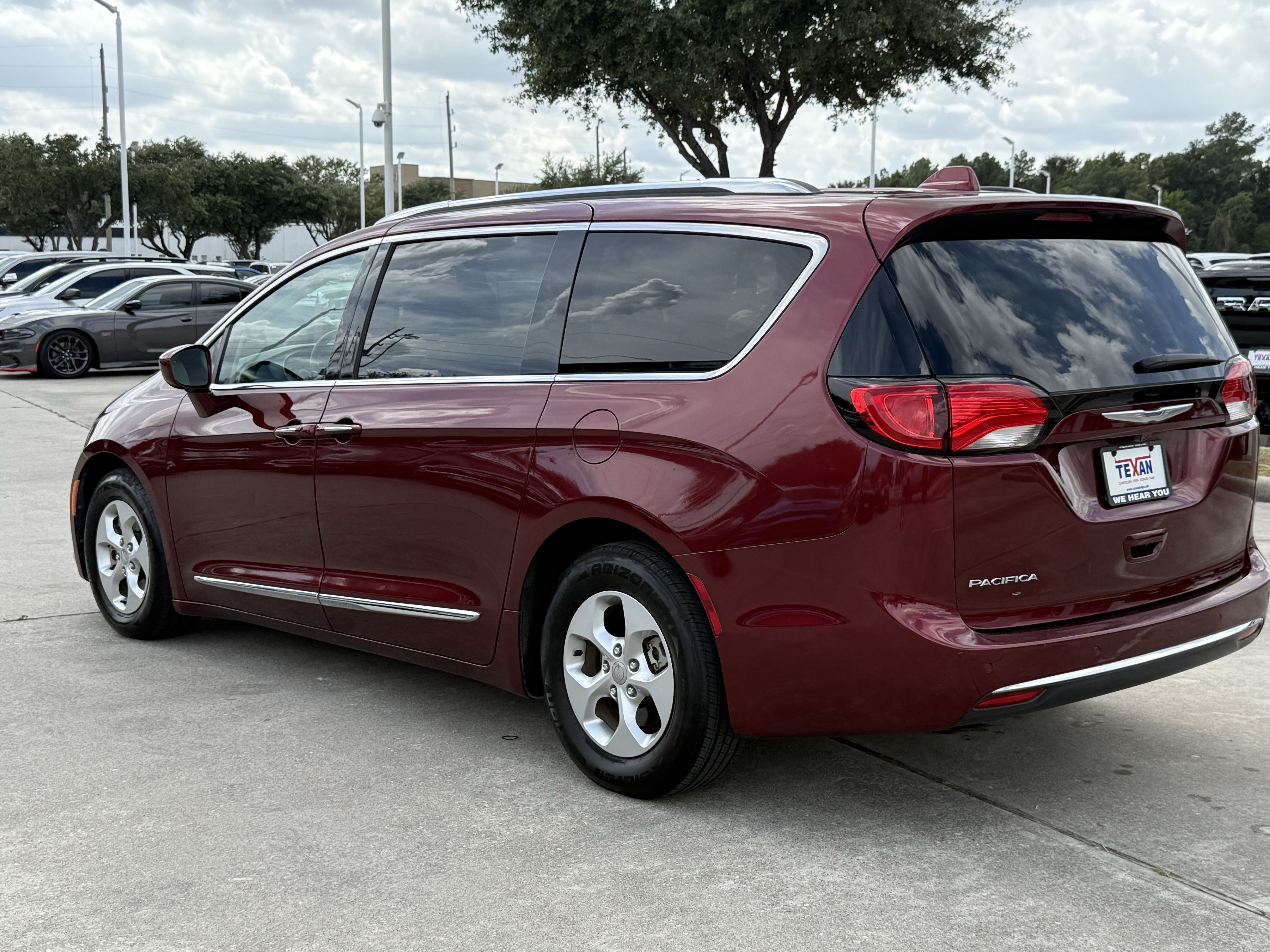Used 2017 Chrysler Pacifica Touring-L Plus FWD image 7
