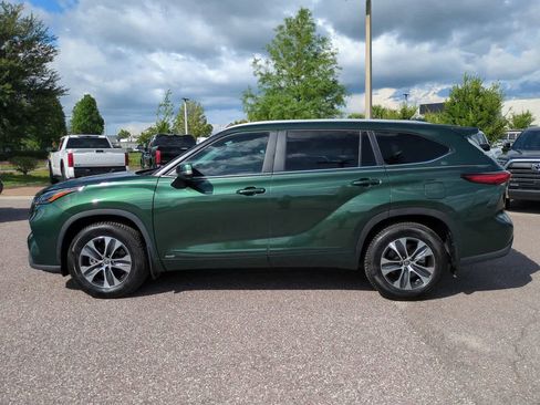 Certified 2023 Toyota Highlander XLE AWD/4WD image 3