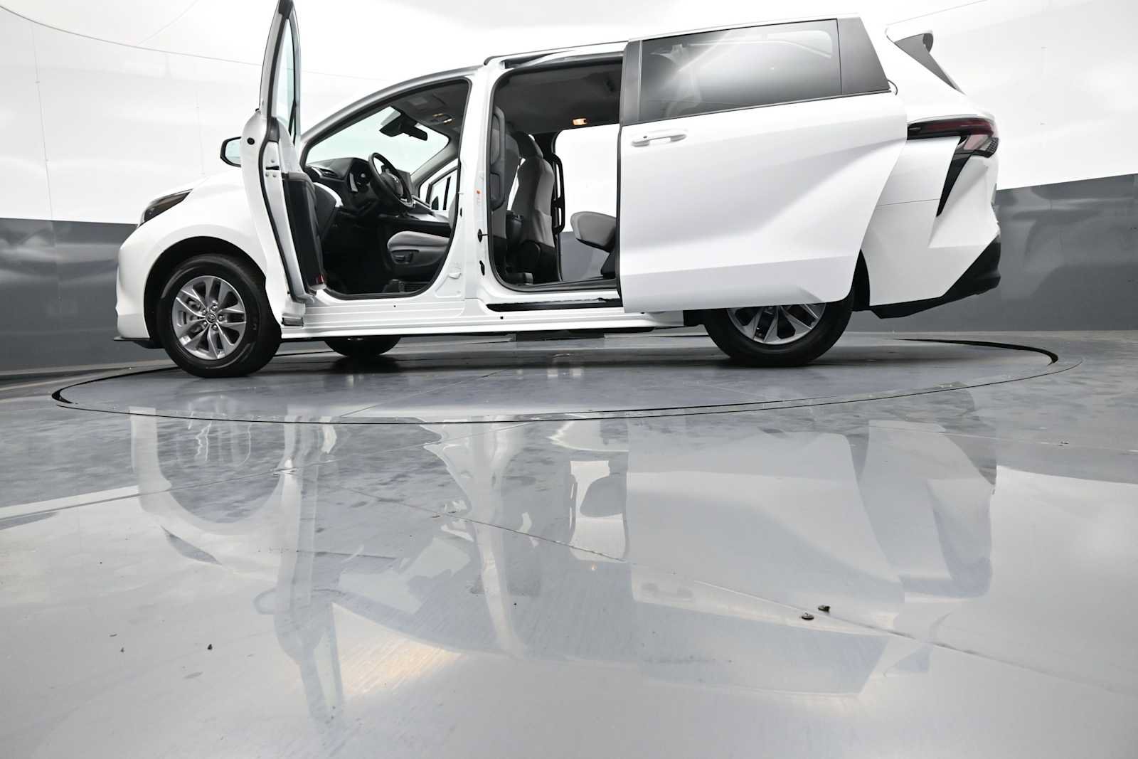 Certified 2025 Toyota Sienna LE FWD image 49