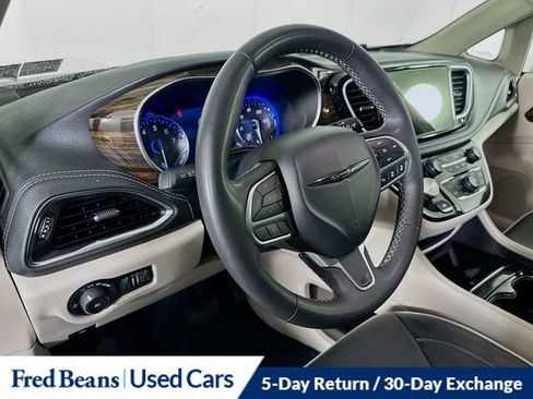 Used 2023 Chrysler Pacifica Limited FWD image 13