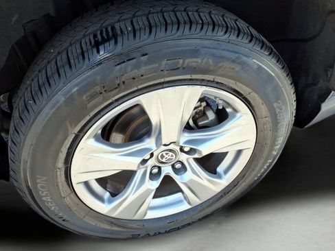 Used 2024 Toyota RAV4 LE AWD/4WD image 8
