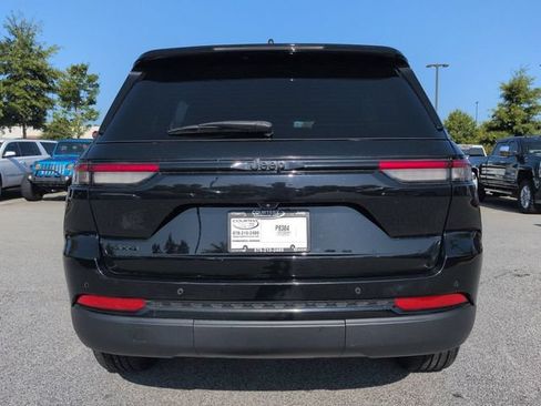 Used 2023 Jeep Grand Cherokee Altitude AWD/4WD image 5