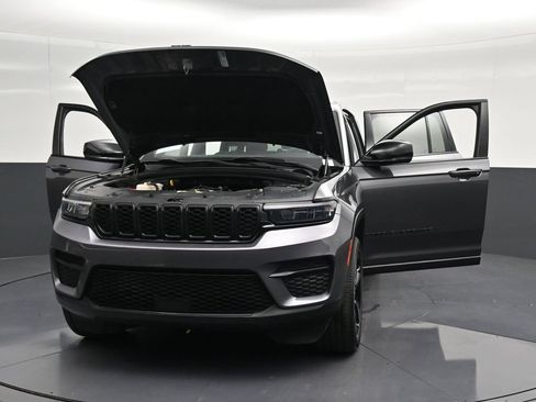 Used 2024 Jeep Grand Cherokee Altitude AWD/4WD image 30