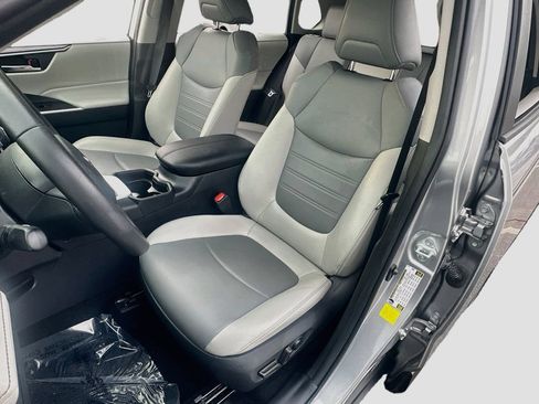 Used 2019 Toyota RAV4 XLE Premium FWD image 18