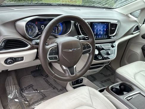 Used 2017 Chrysler Pacifica Touring-L Plus w/ Tire & Wheel Group image 19