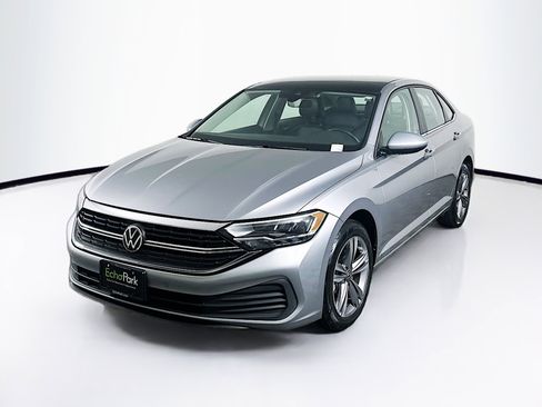 Used 2024 Volkswagen Jetta SE image 3