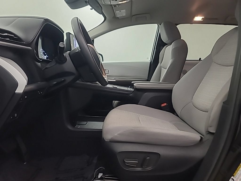 Used 2025 Toyota Sienna LE FWD image 28