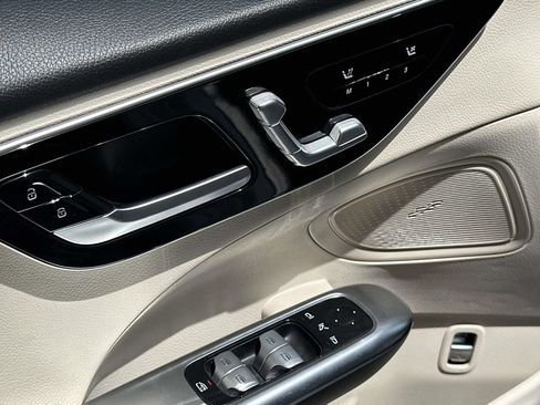 Used 2025 Mercedes-Benz C 300 4MATIC Sedan image 17