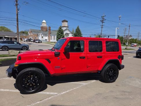 Used 2025 Jeep Wrangler Unlimited Sahara w/ Safety Group AWD/4WD image 9