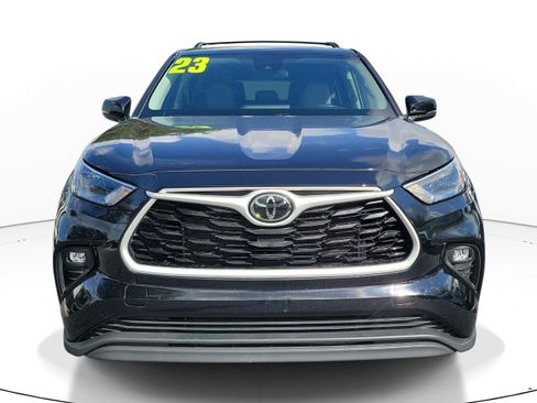 Used 2023 Toyota Highlander LE FWD image 2