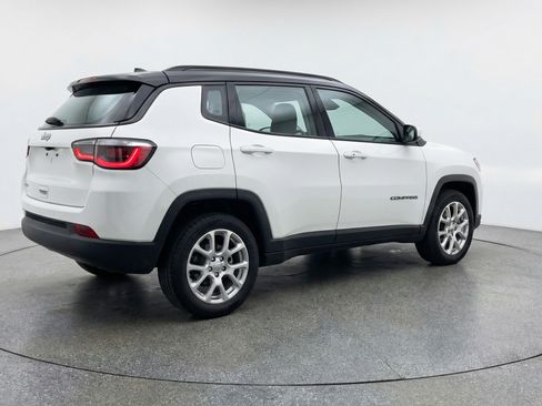 Used 2025 Jeep Compass Limited image 9