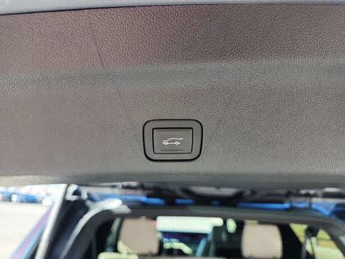 Used 2025 Cadillac Escalade ESV Sport w/ Touring Package image 12