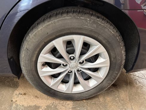 Used 2015 Toyota Camry LE image 7