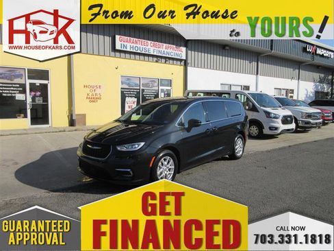 Used 2023 Chrysler Pacifica Touring-L FWD image 1
