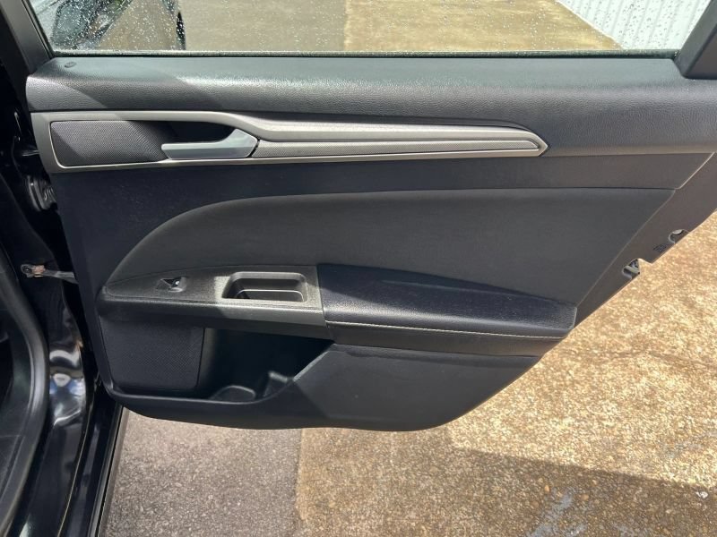 Used 2020 Ford Fusion SE FWD image 11