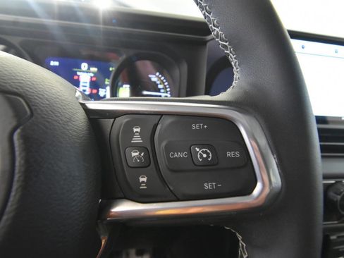 Used 2025 Jeep Wrangler Unlimited Sahara image 27