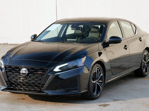 Used 2023 Nissan Altima 2.5 SR FWD image 39