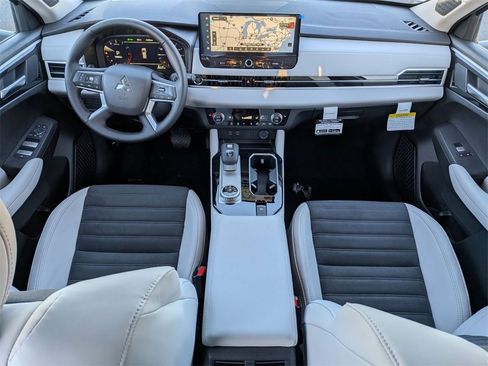 New 2025 Mitsubishi Outlander SE image 28