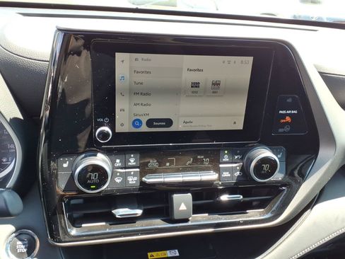 Used 2023 Toyota Highlander XLE AWD/4WD image 9