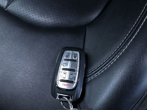 Used 2025 Chrysler Pacifica Select image 32