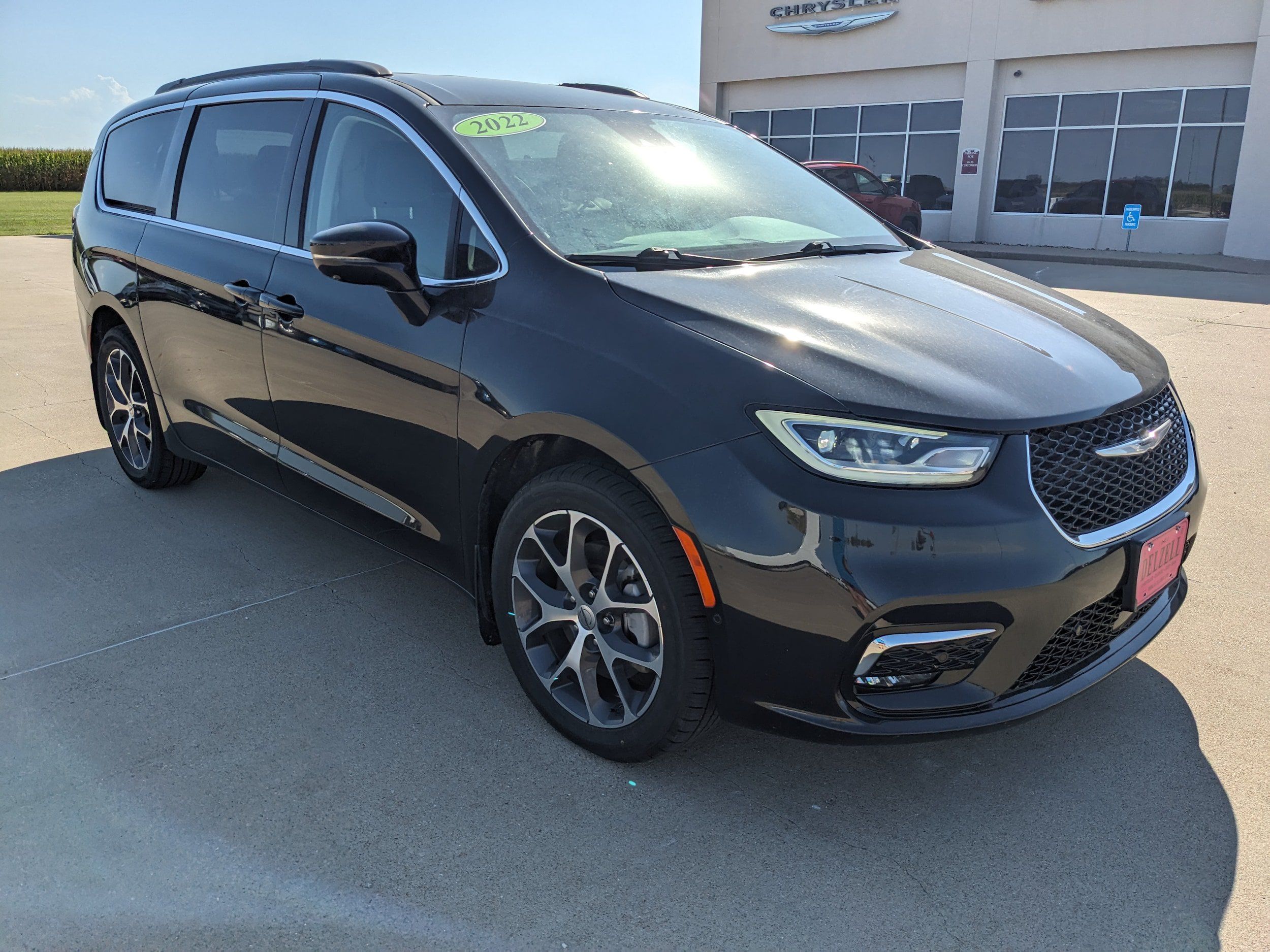 Used 2022 Chrysler Pacifica Touring-L w/ Uconnect Theater Family Group AWD/4WD image 2