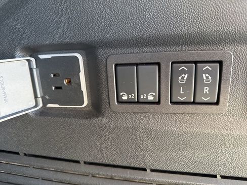 Used 2025 GMC Yukon Denali image 27