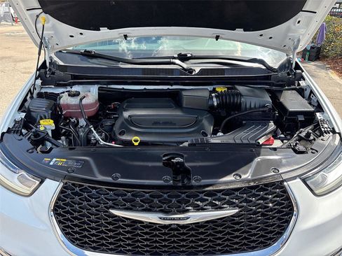 Used 2023 Chrysler Pacifica Limited image 32