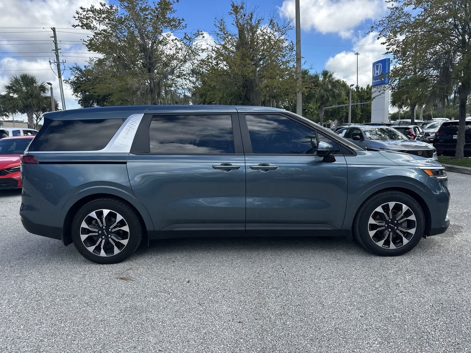 Used 2024 Kia Carnival EX FWD image 7