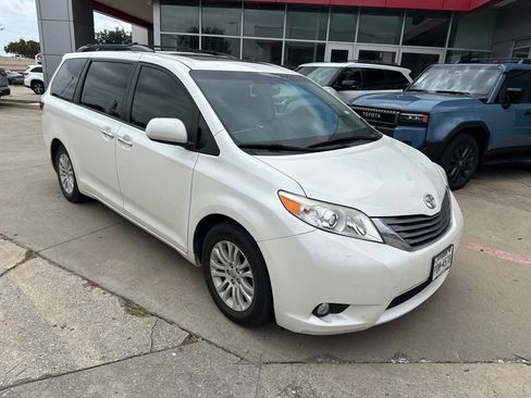 Used 2017 Toyota Sienna XLE FWD image 2