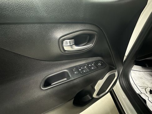 Used 2018 Jeep Renegade Latitude image 14