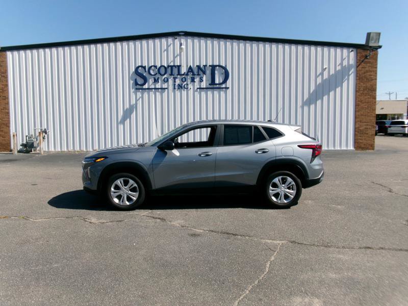 Used 2025 Chevrolet Trax LS w/ Driver Confidence Package FWD image 1
