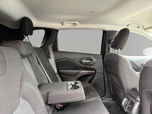 Used 2021 Jeep Cherokee Latitude AWD/4WD image 15