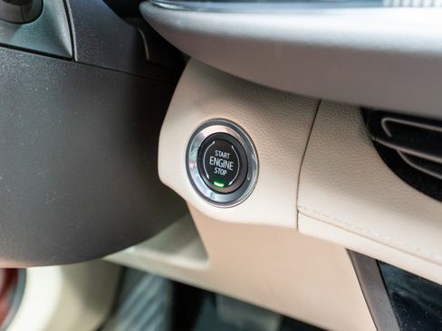 Used 2022 Buick Envision Avenir w/ Technology Package II image 32