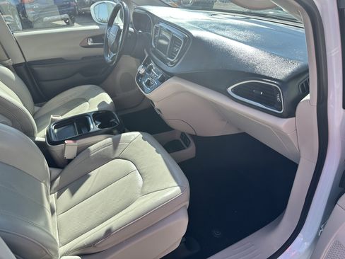 Used 2018 Chrysler Pacifica Touring-L image 31