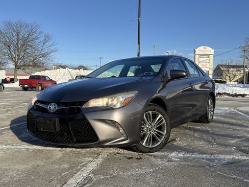 Used 2017 Toyota Camry SE image 1
