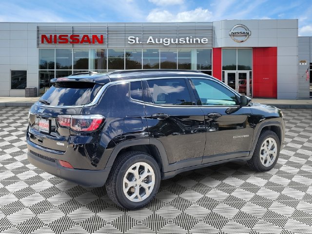 Used 2024 Jeep Compass Latitude AWD/4WD image 2