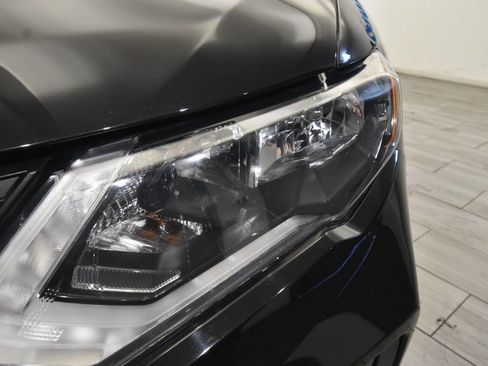 Used 2018 Nissan Rogue SV image 9