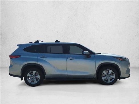 Used 2022 Toyota Highlander L FWD image 4