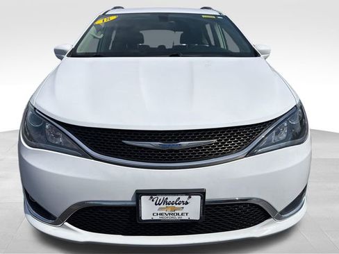 Used 2018 Chrysler Pacifica Touring-L Plus FWD image 10