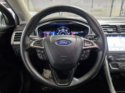 Used 2019 Ford Fusion SE image 4