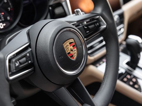 Certified 2025 Porsche Macan AWD/4WD image 19