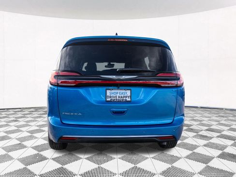 New 2026 Chrysler Pacifica Select image 16