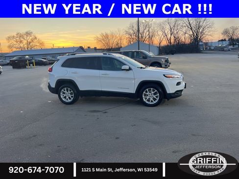 Used 2017 Jeep Cherokee Latitude w/ Cold Weather Group image 9