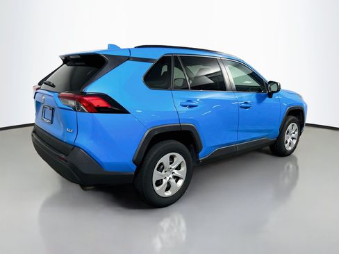 Used 2019 Toyota RAV4 LE FWD image 4