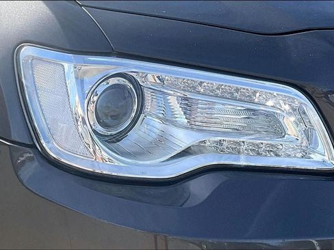 Used 2017 Chrysler 300 C image 28
