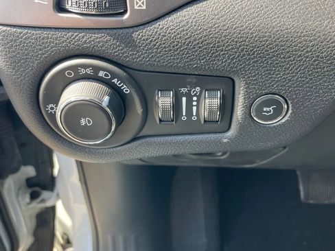 Used 2019 Jeep Cherokee Limited w/ Luxury Group FWD image 20